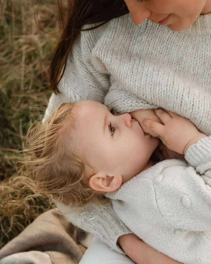 Baby feeding schedule by age featured in this guide