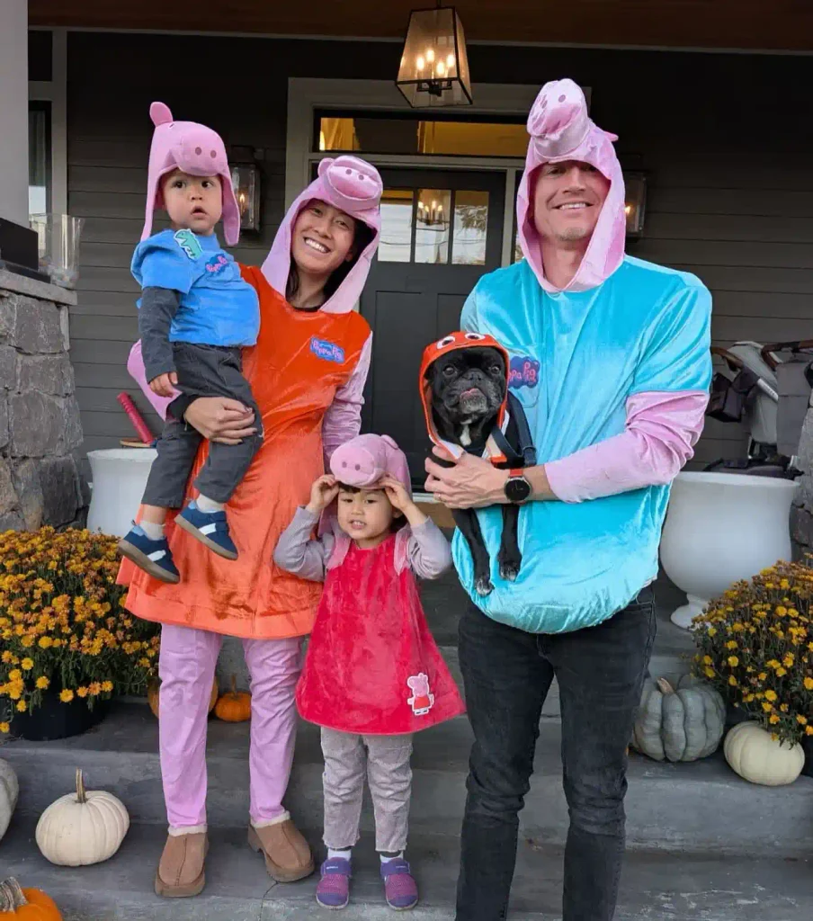 Funny Family Costumes: Peppa Pig Where Even the Pug Joins In